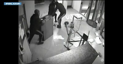 Copertina di Uccise due rapinatori in fuga, gioielliere condannato a 14 anni in appello. L’imputato: “Giudici non hanno avuto coraggio”