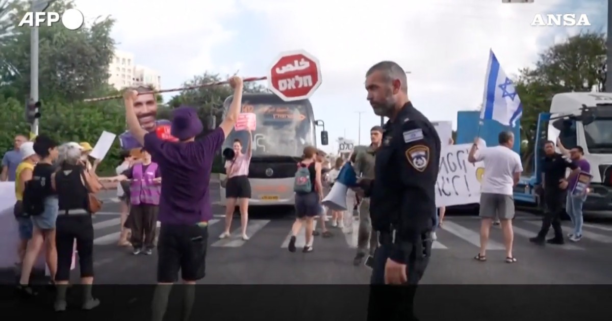 cartelli foto degli ostaggi e blocchi stradali le proteste in israele le immagini