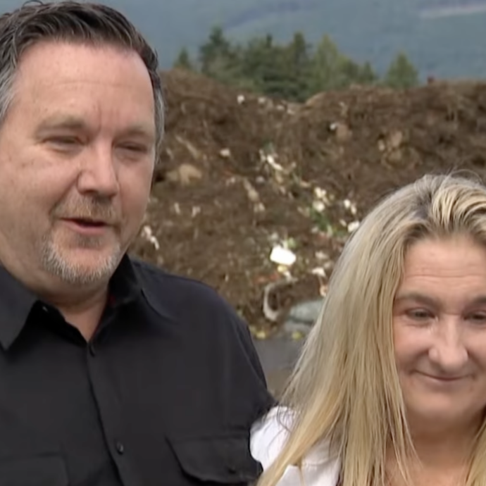 “Mio marito ha rovistato tra i rifiuti marci di una discarica per trovare l’anello nuziale che avevo perso”: l’incredibile storia romantica di Jeanine Van Ysseldyk