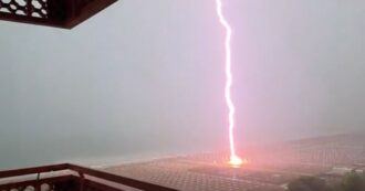 Copertina di Il fulmine cade in spiaggia tra gli ombrelloni a Lignano Sabbiadoro: le immagini