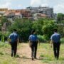 Copertina di “Mi ha detto: se gridi ti taglio la gola”. Il racconto della donna violentata a Roma mentre portava il cane al parco