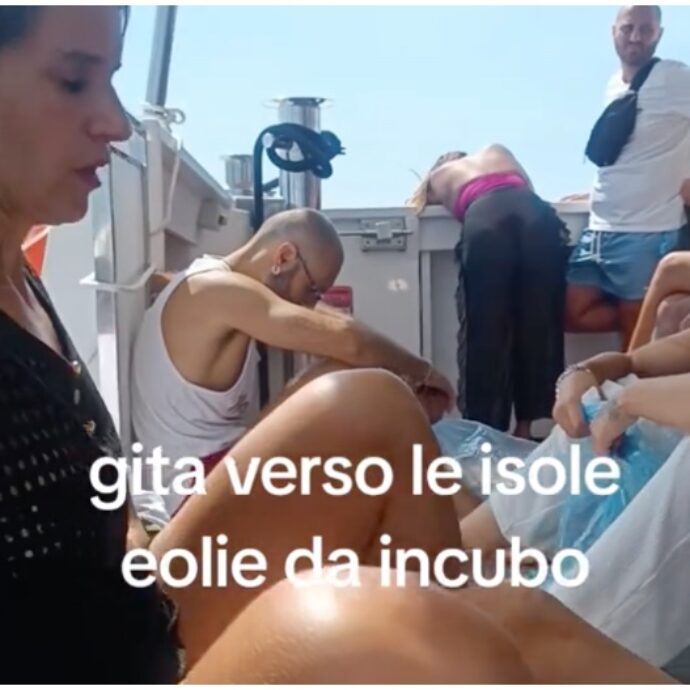 “Stiamo tutti con i sacchetti e stiamo vomitando”: il video del viaggio in traghetto per le Eolie diventa virale