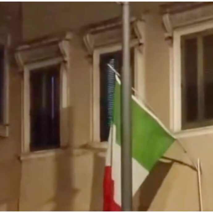 “Turisti stranieri hanno strappato una bandiera italiana in pieno centro a Roma”: il video è diventato virale
