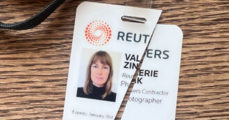 Gaza, la fotoreporter Valerie Zink lascia Reuters: “Ha giustificato e consentito l’assassinio di 246 giornalisti a Gaza”