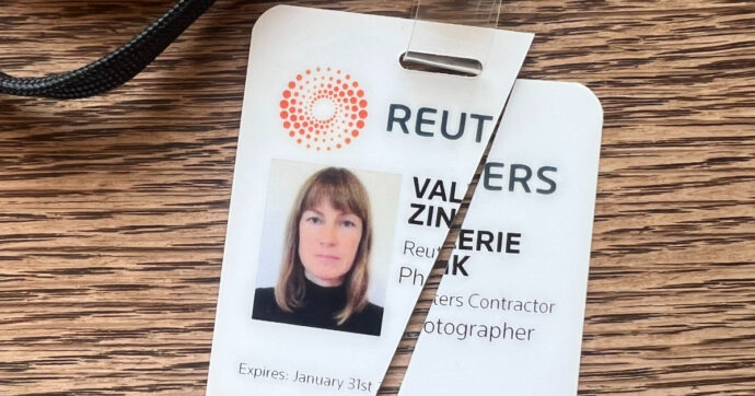 Gaza, la fotoreporter Valerie Zink lascia Reuters: “Ha giustificato e consentito l’assassinio di 246 giornalisti a Gaza”