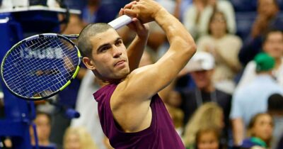 Copertina di “Mio fratello ha capito male quello che doveva fare con la macchinetta. Era l’unico modo”: Alcaraz svela il vero motivo del nuovo look agli Us Open