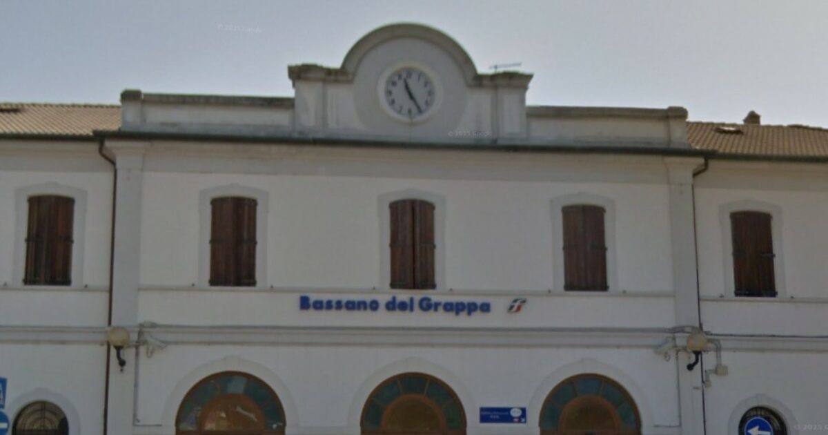 Professore accoltellato in strada a Bassano per sigaretta negata: fermato in stazione il presunto aggressore