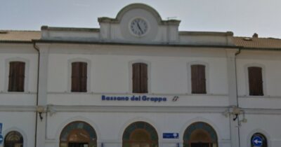 Copertina di Professore accoltellato in strada a Bassano per sigaretta negata: fermato in stazione il presunto aggressore