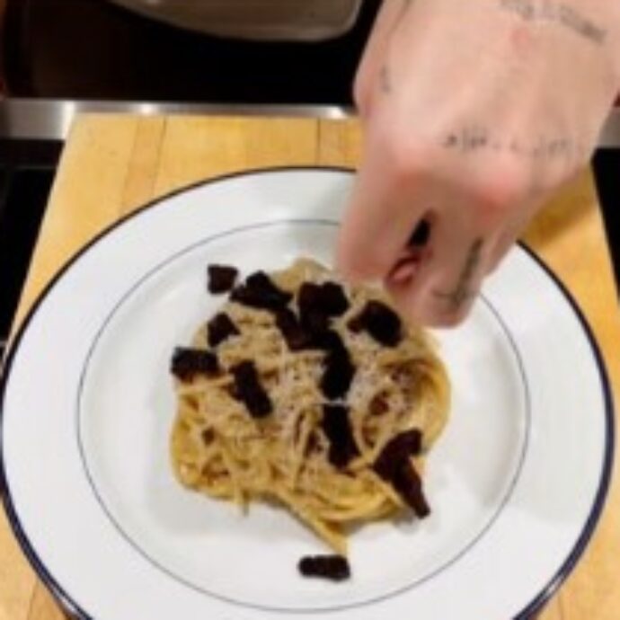 “Il tuo guanciale è talmente bruciato che sembra carbone”, “Chiama tuo padre”: stroncata sui social la carbonara preparata da Brooklyn Beckham- Video