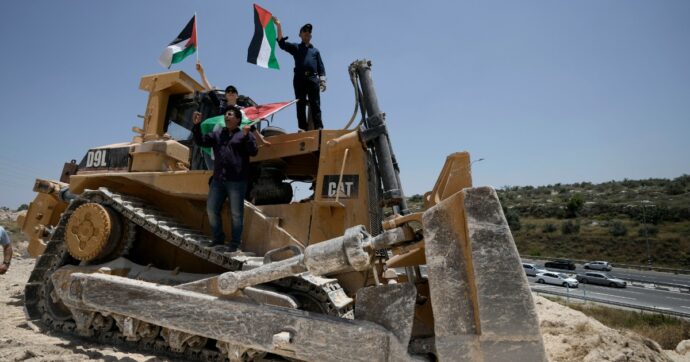Il fondo sovrano norvegese esclude dai suoi investimenti Caterpillar: “Ruspe usate da Israele contro proprietà palestinesi”