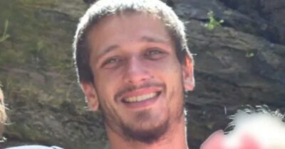 Copertina di Kane Watson muore travolto da una duna di sabbia mentre giocava con i figli: ecco cos’è successo