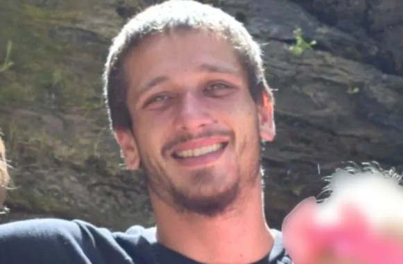 Kane Watson muore travolto da una duna di sabbia mentre giocava con i figli: ecco cos’è successo