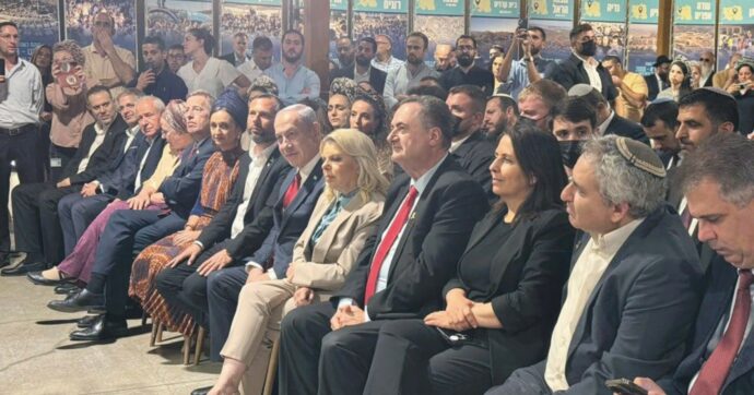 Israele, in migliaia in piazza contro Netanyahu. E lui va alla cena di gala