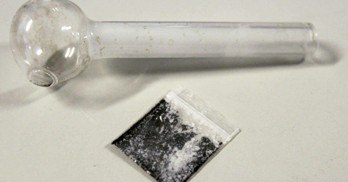 Bologna distribuisce pipe gratuite per il crack per ridurre le infezioni tra i consumatori. Polemiche dal centrodestra Bologna distribuisce pipe gratuite per il crack per ridurre le infezioni tra i consumatori. Polemiche dal centrodestra