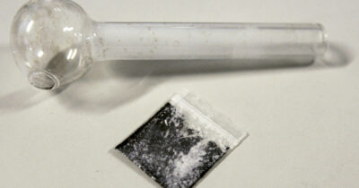 Copertina di Bologna distribuisce pipe gratuite per il crack per ridurre le infezioni tra i consumatori. Polemiche dal centrodestra