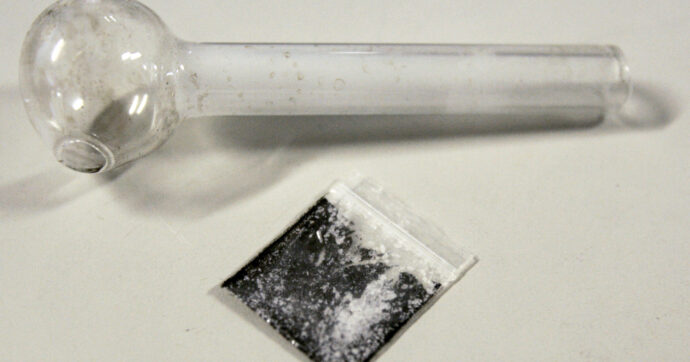 Bologna distribuisce pipe gratuite per il crack per ridurre le infezioni tra i consumatori. Polemiche dal centrodestra