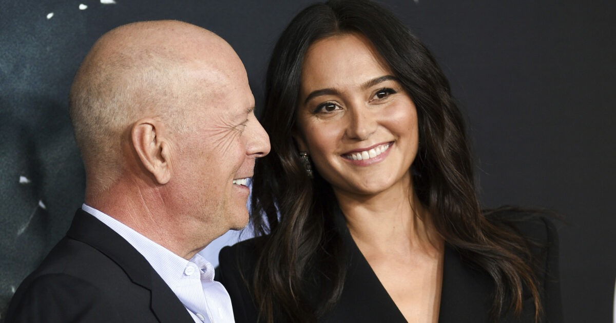 “Il cervello di Bruce Willis sta cedendo. Abbiamo un modo di comunicare con lui, che è solo un modo diverso”: lo rivela la moglie Emma Heming “Il cervello di Bruce Willis sta cedendo. Abbiamo un modo di comunicare con lui, che è solo un modo diverso”: lo rivela la moglie Emma Heming