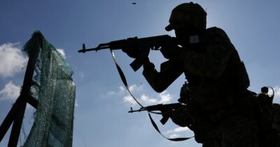 Copertina di Ucraina, Ft: “Usa pronti a offrire supporto a fine guerra, ma solo se ci saranno anche truppe Ue”. Kuleba: “Trattative? Siamo in stallo. Trump è umorale”