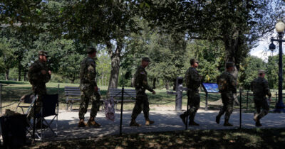 Copertina di Pulizia di parchi e graffiti: gli impieghi della Guardia Nazionale inviata da Trump a Washington per “l’emergenza criminalità”