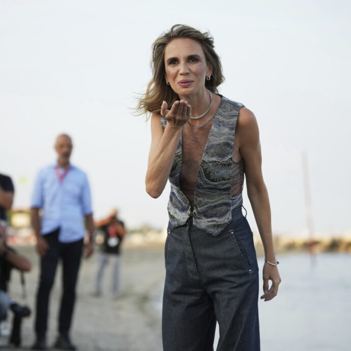 “Sarò alla manifestazione per Gaza, ma dal palco di Venezia 82 non dirò nulla”: così la madrina Emanuela Fanelli. Veronica Gentili: “Non è il momento del distinguo”