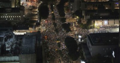 Copertina di Gaza: proteste contro il governo Netanyahu in Israele, strade bloccate. “Voi festeggiate, gli ostaggi muoiono di fame”