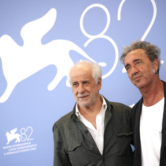 Venezia 2025, “La Grazia” di Paolo Sorrentino fa impallidire tre quarti di cinema italiano con un Presidente tra Scalfaro e Mattarella e i dubbi sull’eutanasia. Spunta anche Guè
