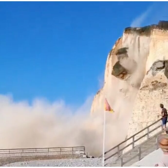 Crolla scogliera sulla spiaggia di Saint-Martin-aux-Buneaux in Normandia, turisti in fuga – IL VIDEO