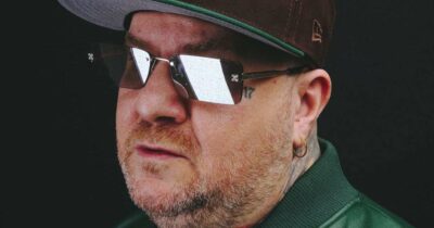 Copertina di “La politica? È fatta da papponi. Io voto se no mia madre mi ammazza. Achille Lauro è il re dei paraculi, ma ci intendiamo”: Jake La Furia pronto per X Factor