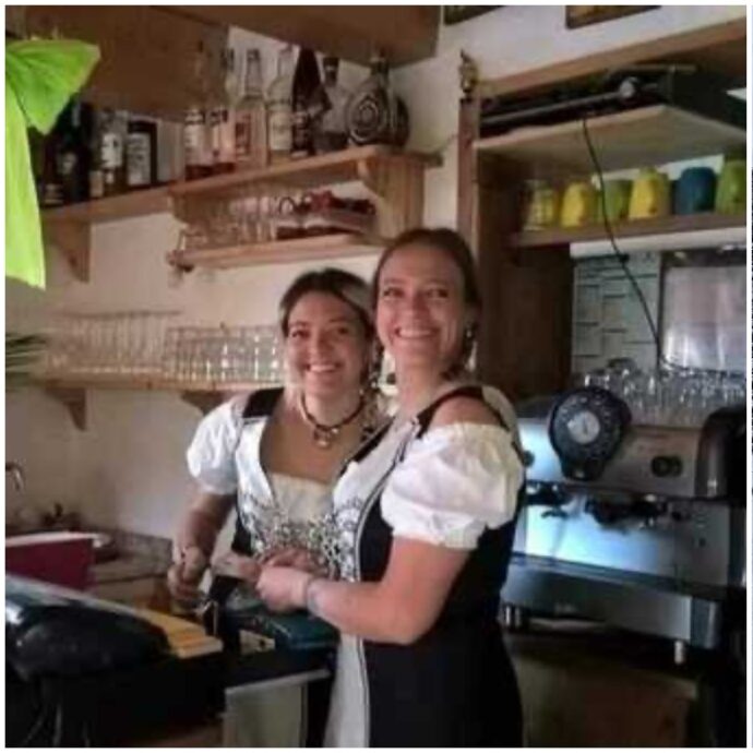 “Siamo esasperate perché quest’estate abbiamo sempre più turisti maleducati e incivili”: un pannolino da bebè finisce nel piatto al rifugio Talamini