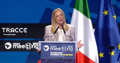 Copertina di Meloni al Meeting di Rimini: “Israele fermi gli attacchi a Gaza. Condanniamo l’inaccettabile uccisione di giornalisti” – Video