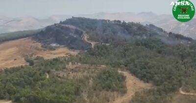 Copertina di Agrigento, incendio sul Monte Sara: bruciati mille ettari di bosco. Le immagini dall’elicottero