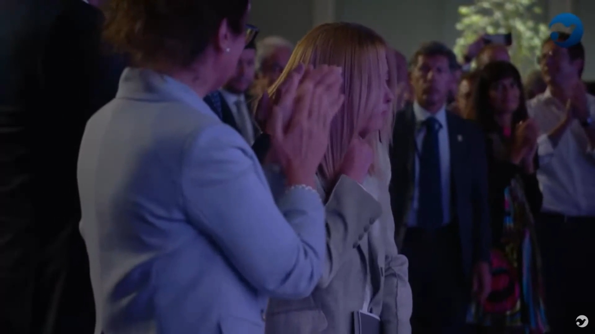 Standing ovation per Meloni al Meeting di Rimini. E le si commuove – Video Standing ovation per Meloni al Meeting di Rimini. E le si commuove – Video