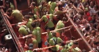 Copertina di Battaglia di pomodori tra le strade, in Spagna la festa lunga 80 anni – Video