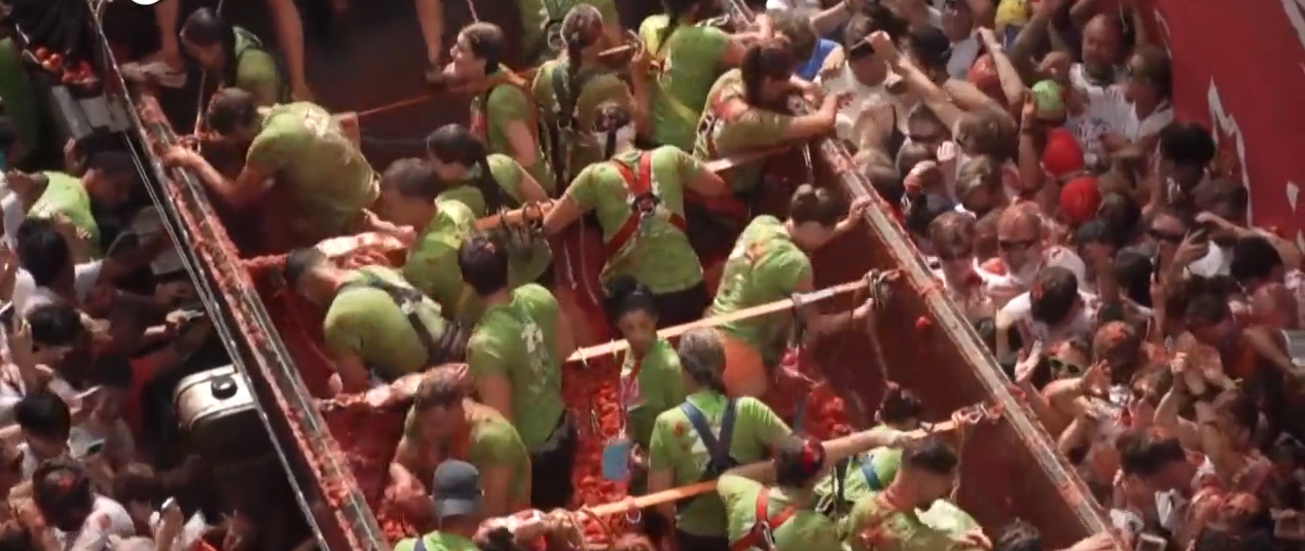 Battaglia di pomodori tra le strade, in Spagna la festa lunga 80 anni – Video Battaglia di pomodori tra le strade, in Spagna la festa lunga 80 anni – Video