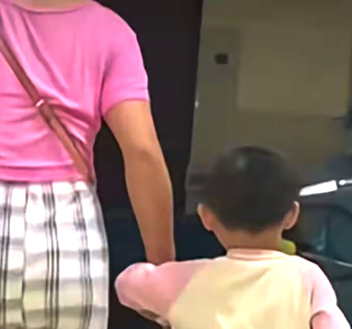 Una bambina entra in ospedale con un coltello conficcato in testa: attimi di panico nei corridoi. La madre: “Un incidente mentre cambiavo le lenzuola”