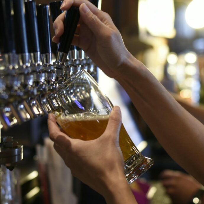 “Sono scappati sgommando come se fosse una rapina”: si abbuffano in birreria e fuggono senza pagare il conto