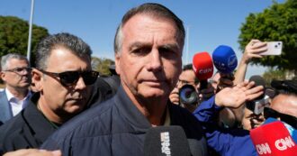 L’ex presidente del Brasile Jair Bolsonaro sarà sottoposto a vigilanza costante: “Rischio di fuga concreto”