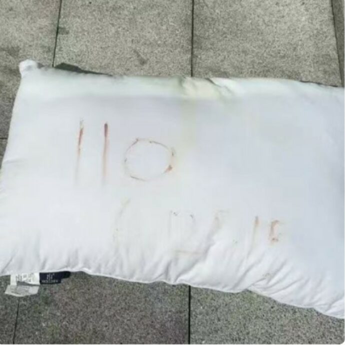 “Si morde un dito, scrive col sangue una richiesta d’aiuto su un cuscino e lo lancia dalla finestra”: un rider lo vede e salva donna rimasta intrappolata da 30 ore