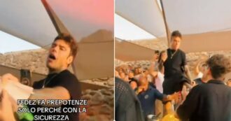 Copertina di “Fa il prepotente solo perché è con la sicurezza”: Fedez infastidito tira un calcio verso il fan che lo riprende – VIDEO