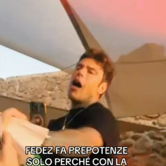 “Fa il prepotente solo perché è con la sicurezza”: Fedez infastidito tira un calcio verso il fan che lo riprende – VIDEO