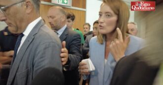 Copertina di Sanzioni ad Israele? Metsola fa segno di non aver sentito la domanda del Fatto e se ne va – Video