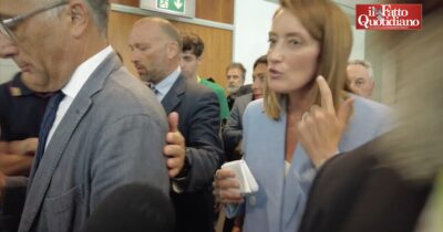 Copertina di Sanzioni ad Israele? Metsola fa segno di non aver sentito la domanda del Fatto e se ne va – Video