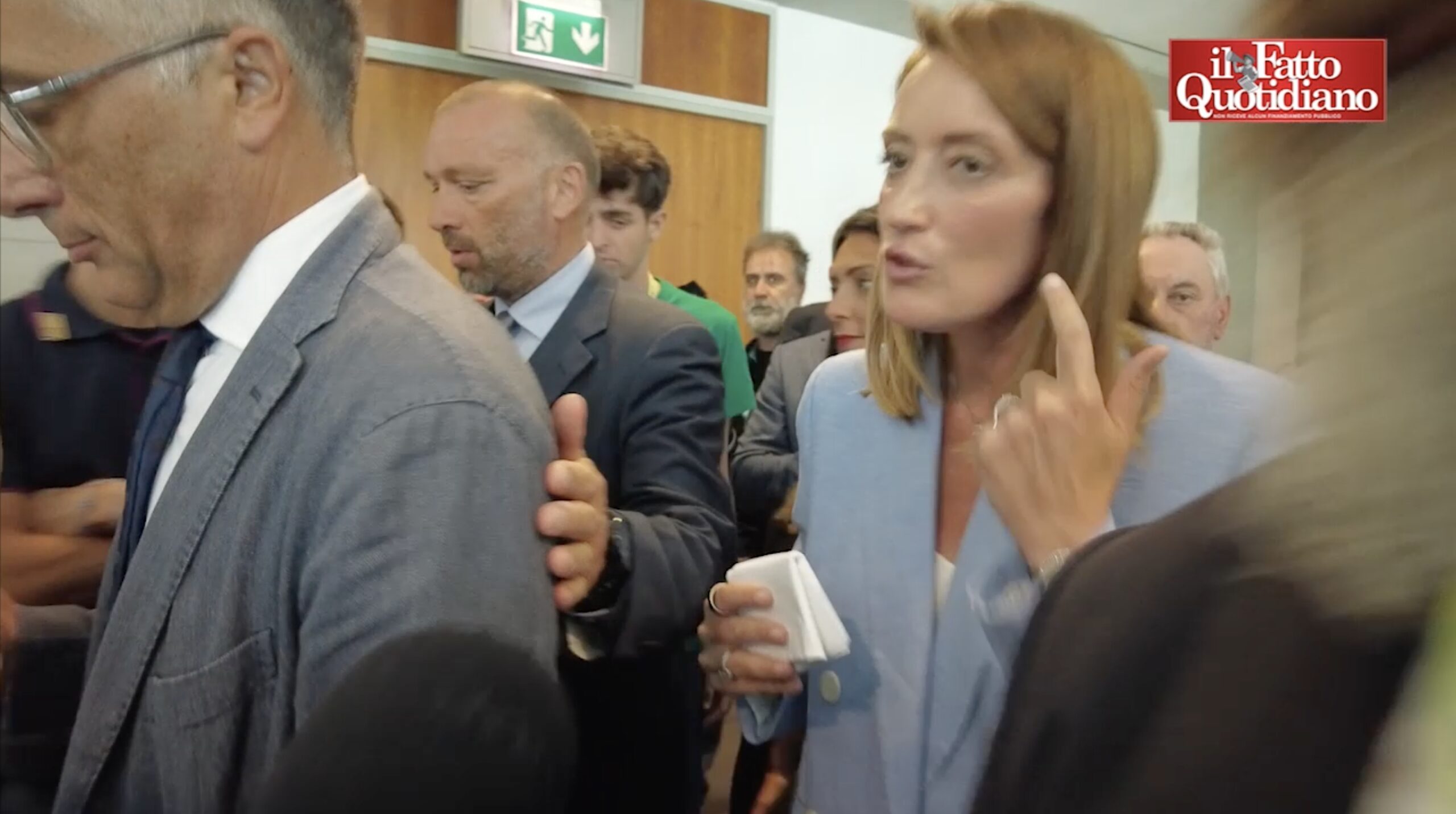sanzioni ad isreale metsola fa segno di non aver sentito la domanda del fatto e se ne va 8211 video