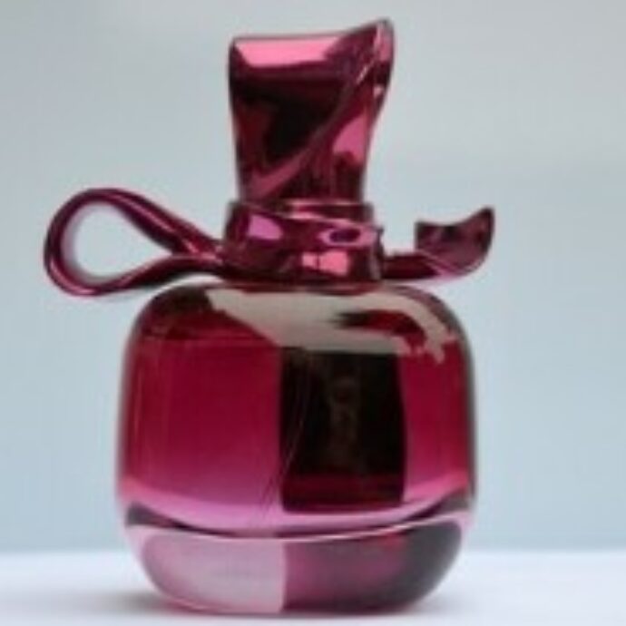 Annusare il cibo può ‘aiutare’ a dimagrire? Il ‘boom’ dei profumi che odorano di alimenti (anche spazzatura) e come stanno davvero le cose