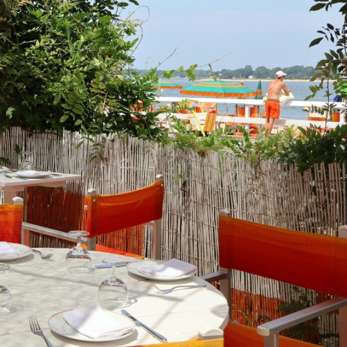 “Niente bambini al ristorante e in spiaggia”, famiglia respinta dal locale ‘childfree’. Scoppia il caso e interviene il sindaco: “La nostra città deve accogliere tutti”