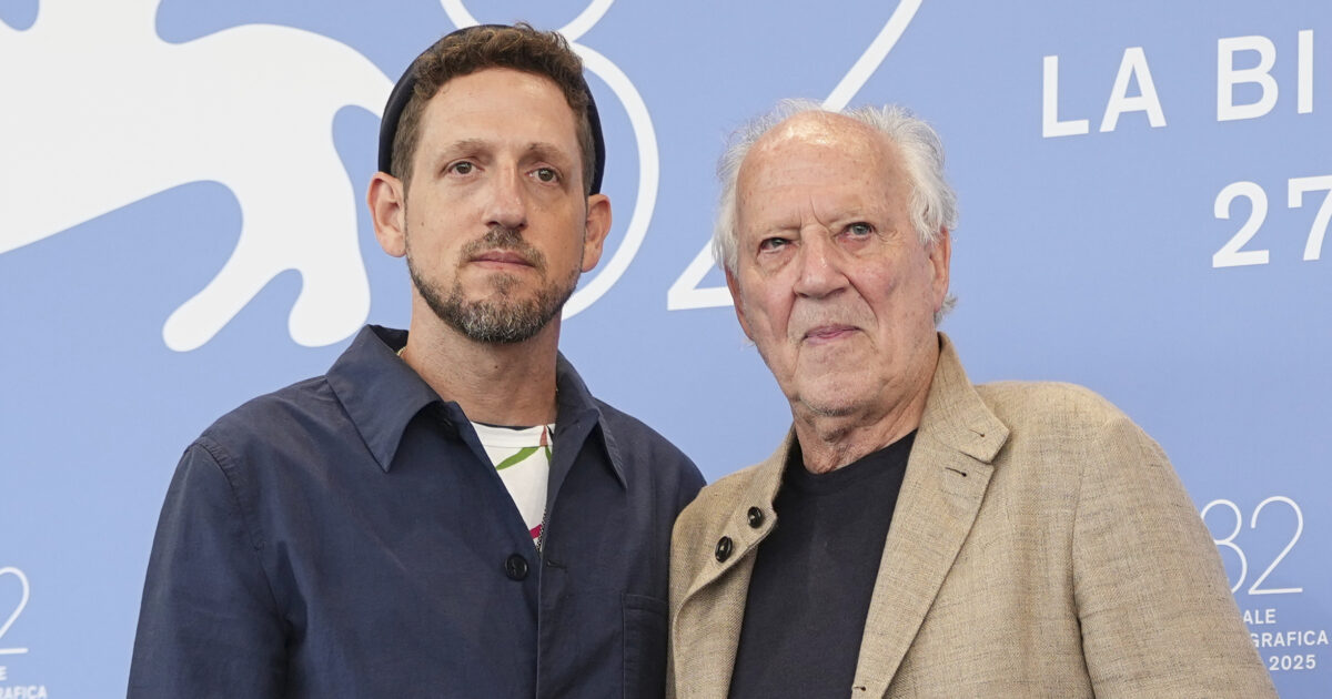 Venezia 2025, “Ghost Elephants” di Herzog si ammoscia come un palloncino bucato: la recensione Venezia 2025, “Ghost Elephants” di Herzog si ammoscia come un palloncino bucato: la recensione