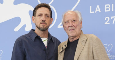 Copertina di Venezia 2025, “Ghost Elephants” di Herzog si ammoscia come un palloncino bucato: la recensione