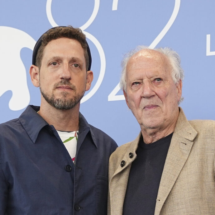 Venezia 2025, “Ghost Elephants” di Herzog si ammoscia come un palloncino bucato: la recensione