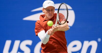Copertina di Us Open, Sinner domina Popyrin: 6-3 6-2 6-2. Il numero uno avanza al terzo turno, incontrerà Shapovalov