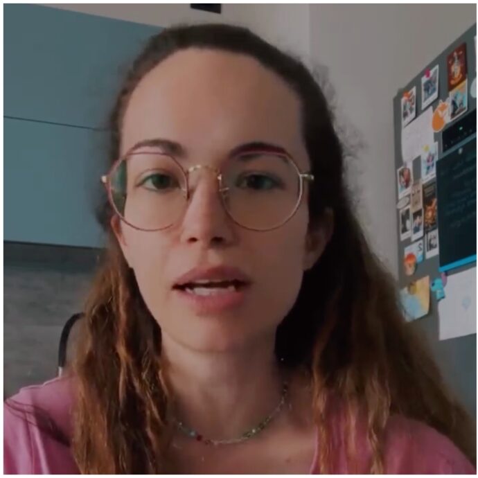 “Le mie foto rubate e sessualizzate, questa violenza deve finire. È un abuso”: la denuncia della doppiatrice Arianna Craviotto